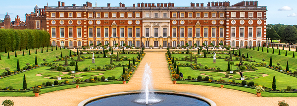 El impresionante Palacio de Hampton Court, levantado por Enrique VIII y enriquecido por todos los monarcas que han habitado el palacio desde entonces CRUCEROS FLUVIALES INGLATERRA CRUCEROS BARCAZA LONDRES ENGLAND BARGE CRUISES ENGLAND CRUISES THAMES CRUISES CRUCEROS LONDRES RIO TAMESIS THAMES CRUISES OXFORD WINDSOR CRUISES LONDON CRUISES HAMPTON COURT PALACE